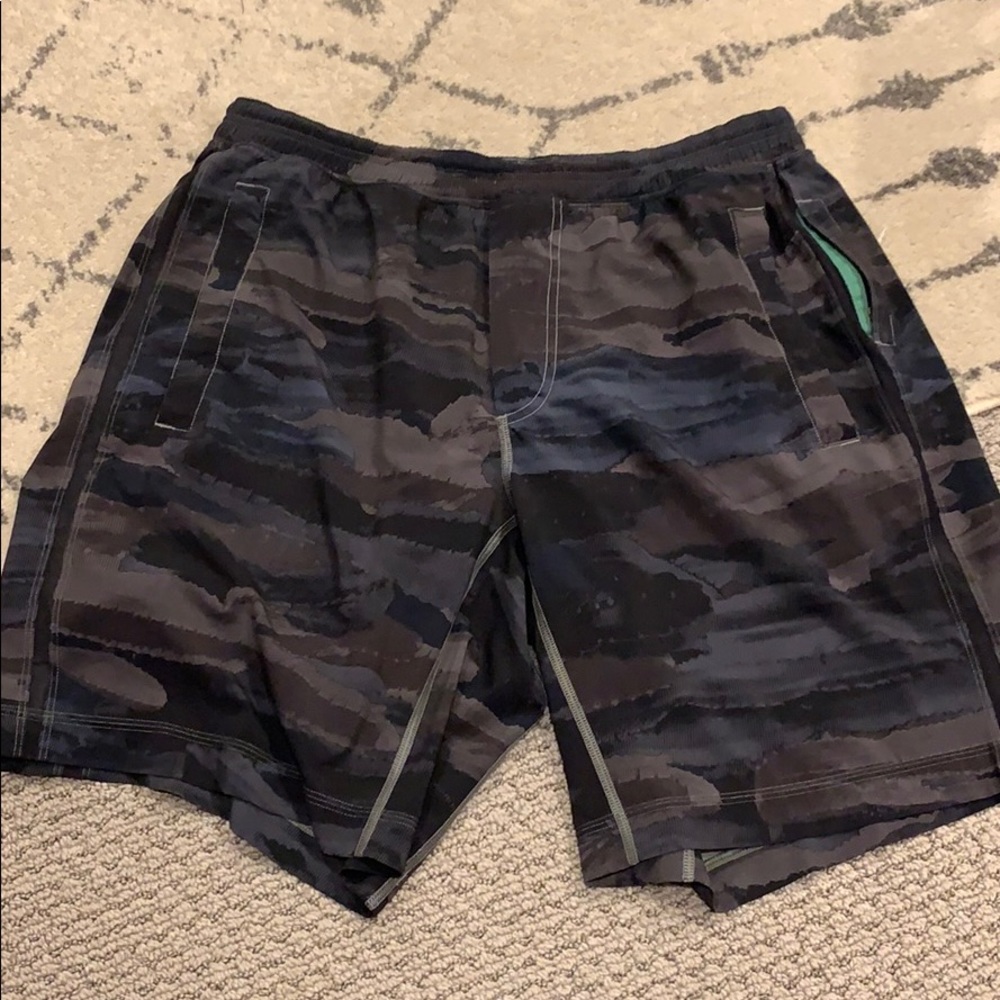 Men’s lululemon shorts with liner